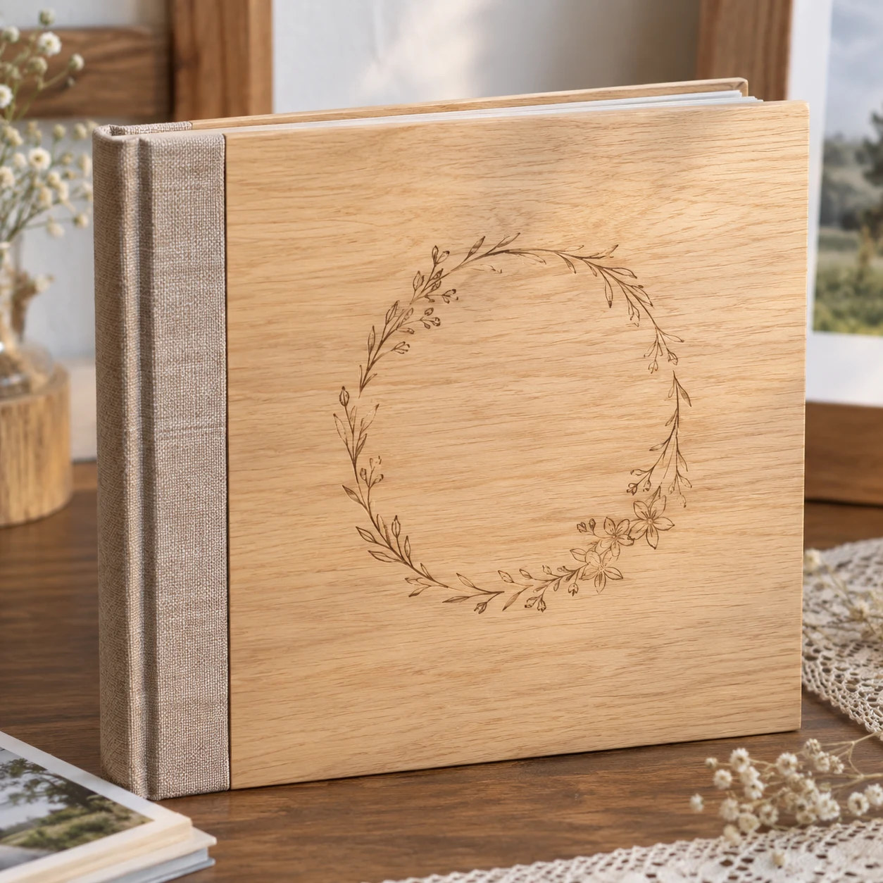 Album Ảnh Bìa Gỗ Khắc Tên Tông Gỗ Sáng 20x20 cm